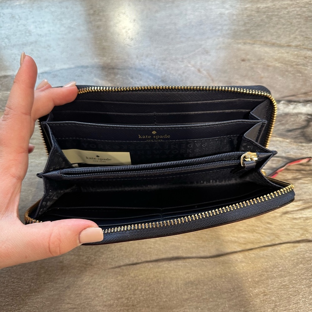 KATE SPADE • Large Wallet - Picture 3 of 7